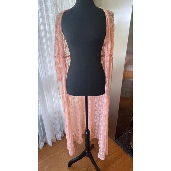 Vintage 1970s peignoir, peach daisies robe, sheer delicate knit - Picture 7 of 10